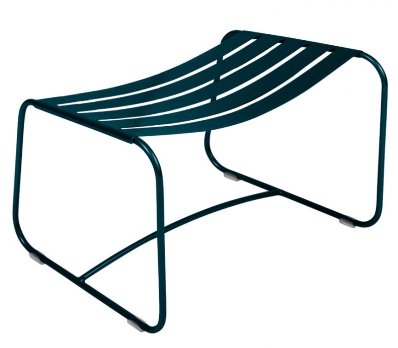 Blauer Surprising Fußhocker von Fermob für den Outdoor-Bereich, modernes Design mit Metallstreben.